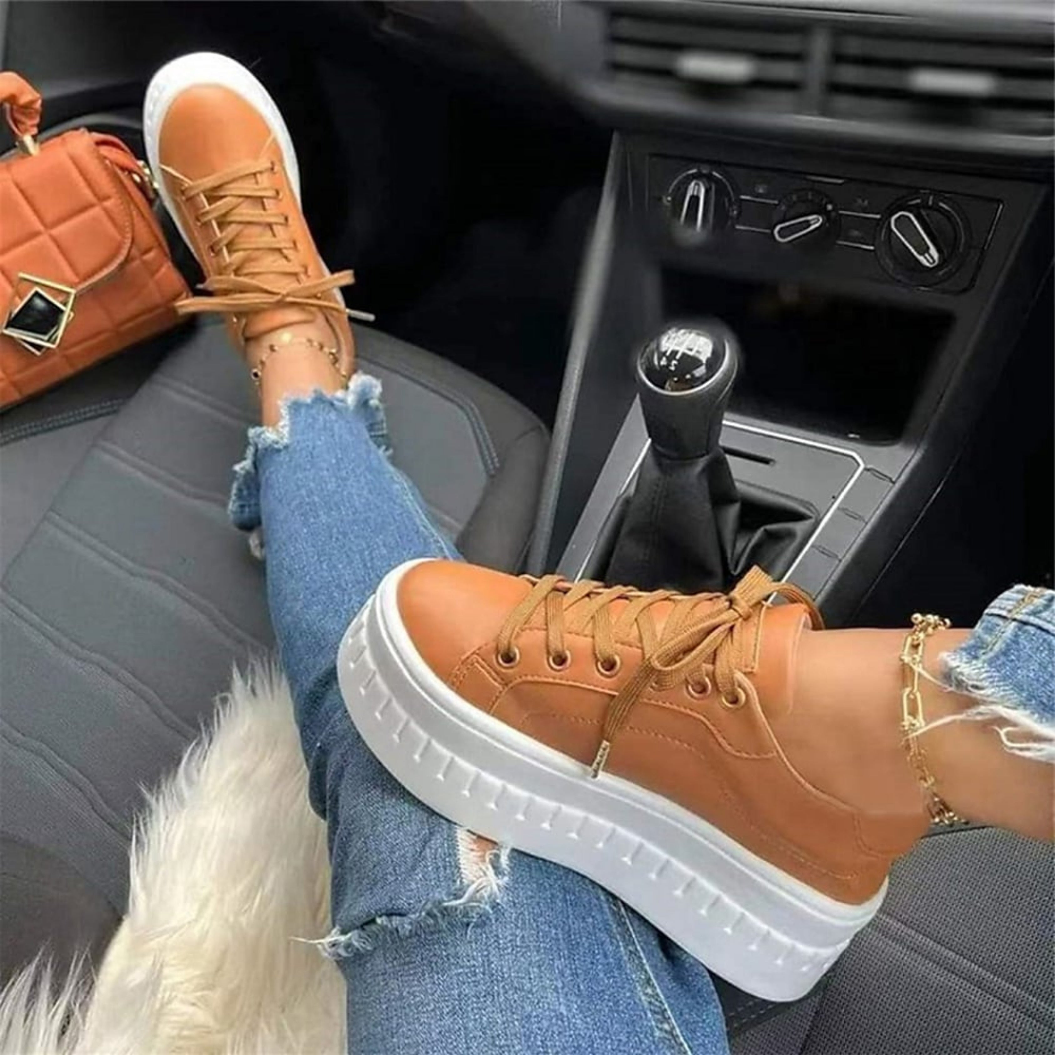 Hannah - Sneakersy na grubej platformie z kontrastową podeszwą - zdjęcie 1