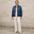 Die Blaue Satin-Bomberjacke - Image 1